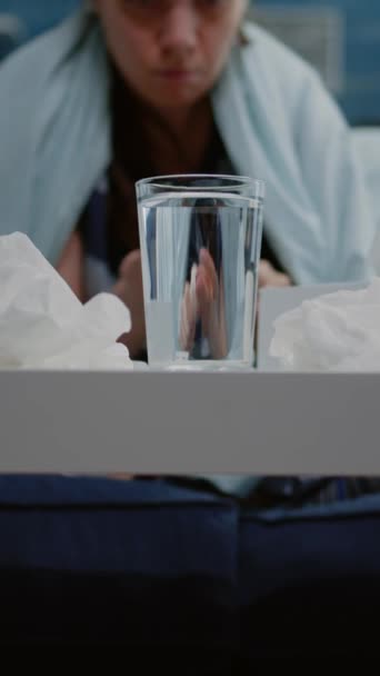Pionowe Wideo Zbliżenie Kobiety Umieszczając Musujące Leki Szklance Wody Leczenia — Wideo stockowe