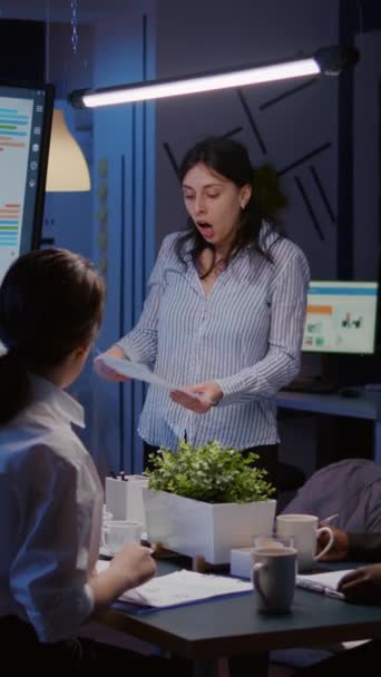 Vídeo Vertical Mulher Negócios Irritada Nervosamente Furiosa Gritando Enquanto Trabalhava — Vídeo de Stock