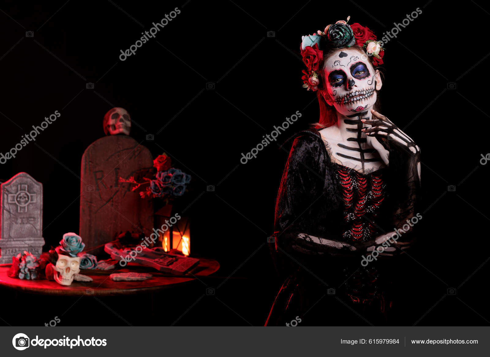 伝統的な女性の死の頭蓋骨を身に着けているスタジオでグラマラスな演技サンタマリアの女神は 構成し ボディアート 不気味な女性モデルとともに黒La  Cavalera Catrinaハロウィン衣装 — ストック写真 © DragosCondreaW #615979984