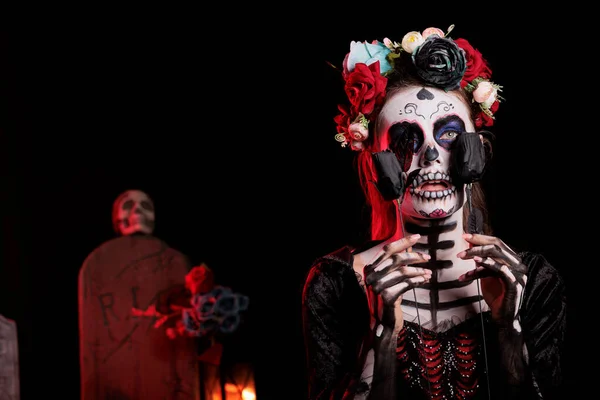 Gruseliges Santa Muerte Model Posiert Mit Schwarzen Rosen Und Wirkt — Stockfoto