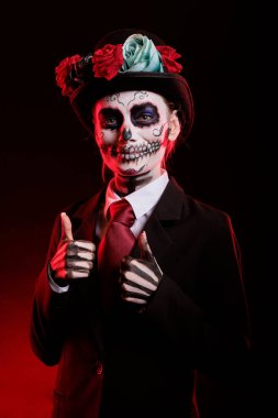 Santa Muerte mankeni stüdyoda baş parmak işareti yapıyor, ölüm tanrıçası kostümüyle geleneksel Meksika bayramını kutluyor. Onay ve jest göstererek, dios de los muertos.