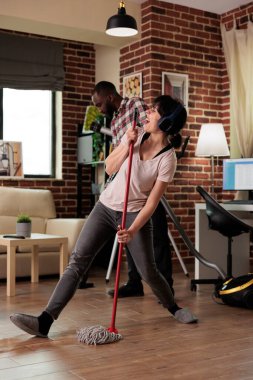 Yerleri süpüren bir adamla paspası heyecanlı bir şekilde kullanan bir kadın. Çok ırklı bir çift evde vakit geçirir, eş şakayla vakit harcar, koca ise ev işleriyle ilgilenir..