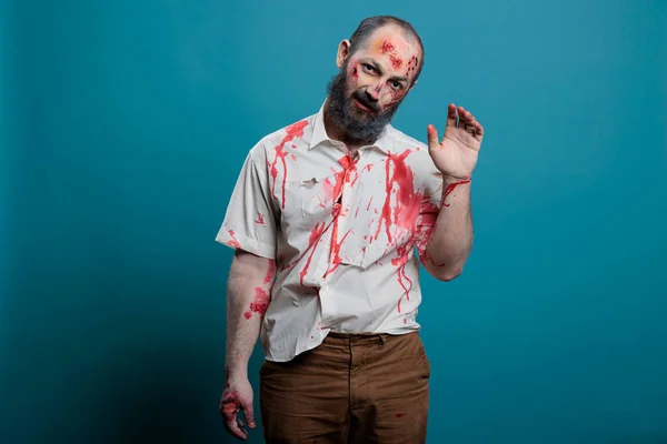 Gevaarlijke Zombie Zwaait Hallo Camera Doet Salueren Gebaar Blauwe Achtergrond — Stockfoto