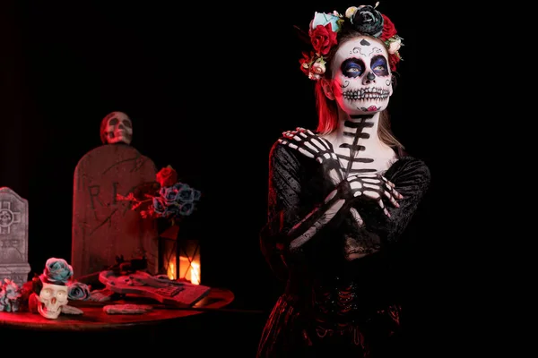 Jeune Mannequin Portant Art Corporel Santa Muerte Costume Traditionnel Halloween — Photo