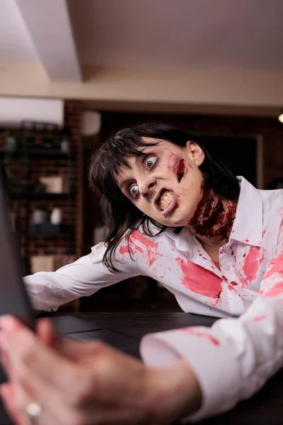 Saldırgan Kadın Canavar Dizüstü Bilgisayara Bakıyor Yürüyen Kanlı Bir Ceset — Stok fotoğraf