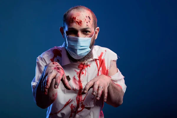 Gevaarlijke Zombie Met Een Geestig Masker Bloederige Wonden Agressieve Blik — Stockfoto