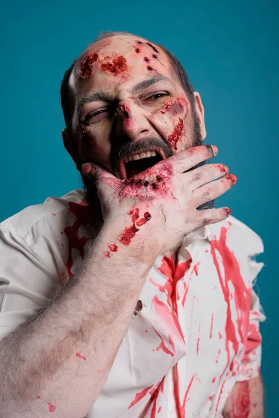 Strašidelná Smrtící Zombie Kousající Krvavou Ruku Jizvami Ranami Agresivní Nebezpečná — Stock fotografie