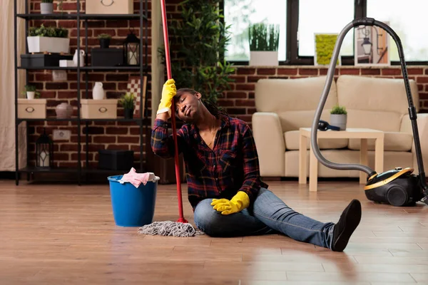 Overwerkte Huisvrouw Van Dagelijks Werk Zit Vloer Met Geen Kracht — Stockfoto