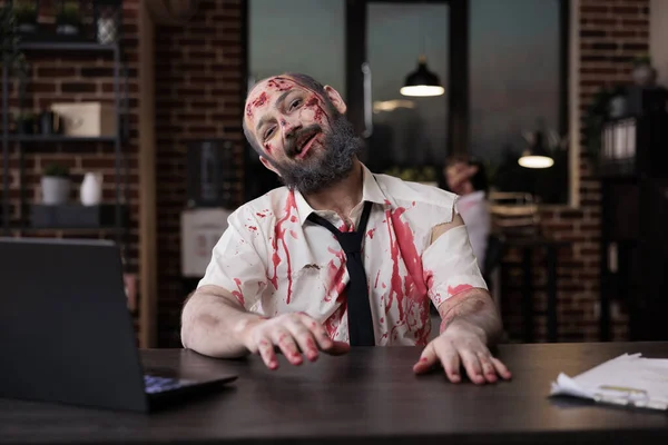 Portret Van Een Gevaarlijke Zombie Man Aan Het Bureau Die — Stockfoto