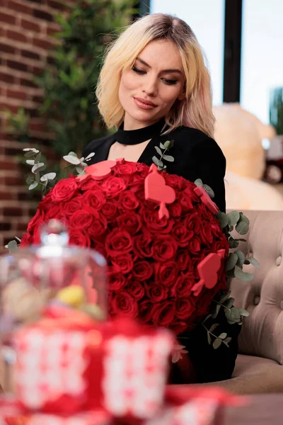 Donna Sorridente Che Tiene Bouquet Rose Rosse Scatole Regalo Offuscate — Foto Stock