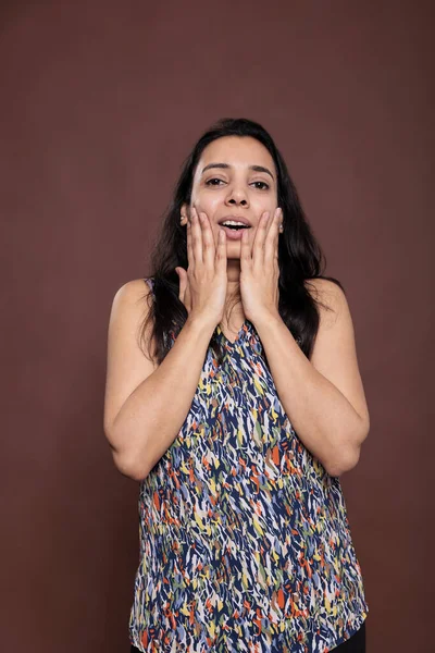 Surprise Femme Indienne Souriante Avec Les Mains Sur Les Joues — Photo