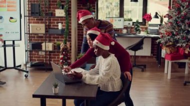 Çeşitli meslektaşlar dizüstü bilgisayarda beyin fırtınası yapıyorlar, festival dekorasyonlu ofiste takım çalışması yapıyorlar. Kış tatilinde Noel ağacı ve ışıklarıyla takım halinde çalışarak şenliği kutluyoruz..
