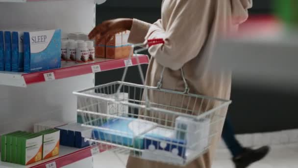 Afro Amerikaanse Vrouw Winkelen Medicijnen Vitaminen Uit Planken Bij Apotheek — Stockvideo