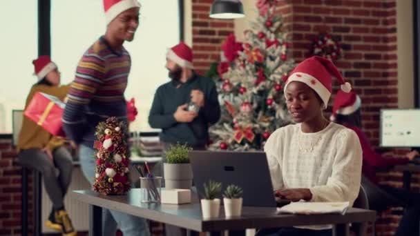 Colleghi Con Cappelli Babbo Natale Scambiarsi Regali Durante Vigilia Natale — Video Stock