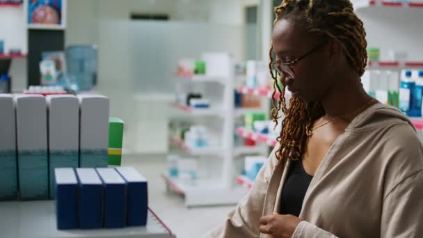 Vrouwelijke Klant Zoek Naar Dozen Van Geneesmiddelen Ziekte Genezen Met — Stockvideo