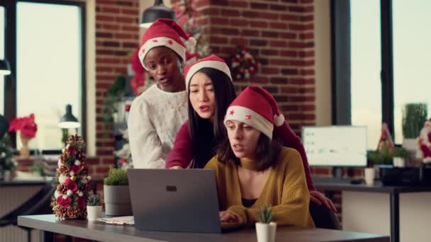 Multietnický Tým Žen Který Analyzuje Data Nosí Klobouky Santa Slavnostním — Stock video