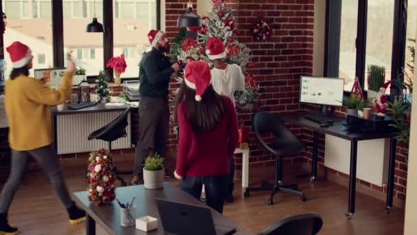 Diverse Groep Collega Versieren Kerstboom Startup Office Zich Gelukkig Feestelijk — Stockvideo