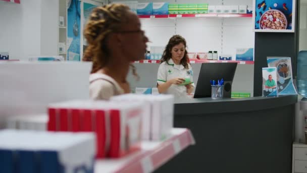 Trabajador Médico Sonriente Marcando Cajas Vitaminas Para Ayudar Las Personas — Vídeo de stock