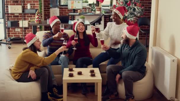 Büroangestellte Klappern Auf Der Weihnachtsfeier Gläser Mit Alkohol Feiern Die — Stockvideo