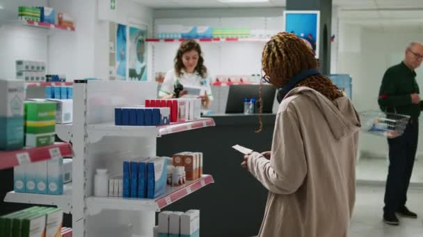Kadın Müşteri Eczane Tezgahında Eczane Ürünleri Vitaminler Için Kredi Kartı — Stok video