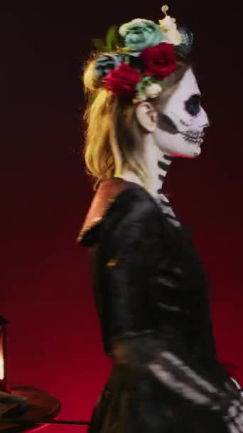 垂直ビデオ 頭蓋骨と死の不気味な女神は メキシコのハロウィンにディオス ムエルトスを祝うために構成し ホラー衣装 死んだ休日の日にサンタのマウスとして身に着けている気味の悪い女性 — ストック動画