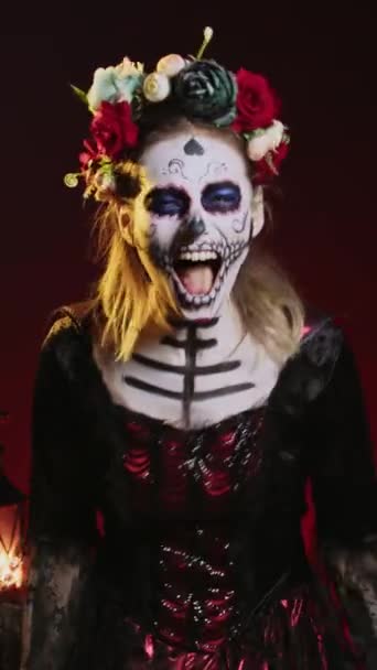 Vertikales Video Horrorgöttin Des Todes Schreit Kostüm Mit Totenkopf Körperkunst — Stockvideo