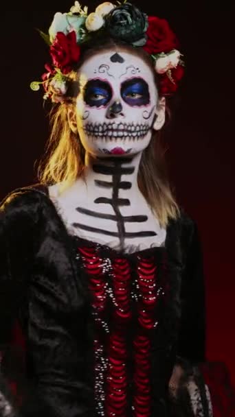 Vídeo Vertical Hermosa Dama Muerto Posando Traje Halloween Con Cráneo — Vídeos de Stock