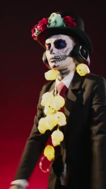 죽음의 음악에 춤추는 헤드폰으로 노래를 즐기는 할로윈의 기념하기 산타무에 두개골 — 비디오