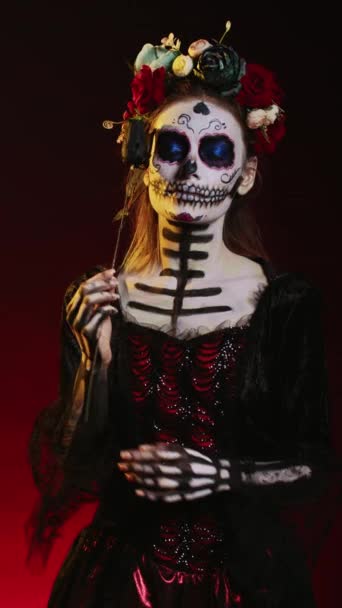 Pionowe Wideo Kobieta Model Noszenie Santa Muerte Body Art Studio — Wideo stockowe