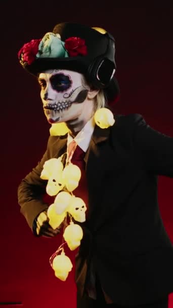 스튜디오에서 죽음의 의상을 헤드폰으로 음악을 무서운 디제이데 무에르 토스를 축하하는 — 비디오