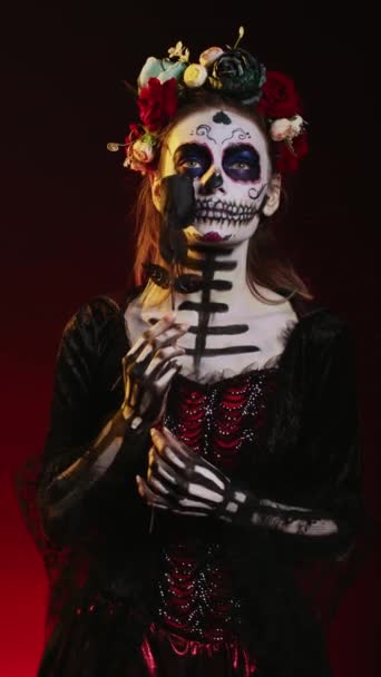 Vídeo Vertical Flirty Mulher Vestindo Arte Corporal Santa Muerte Estúdio — Vídeo de Stock