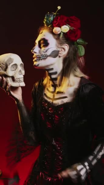Vidéo Verticale Femme Glamour Effrayante Tenant Crâne Saint Studio Agissant — Video