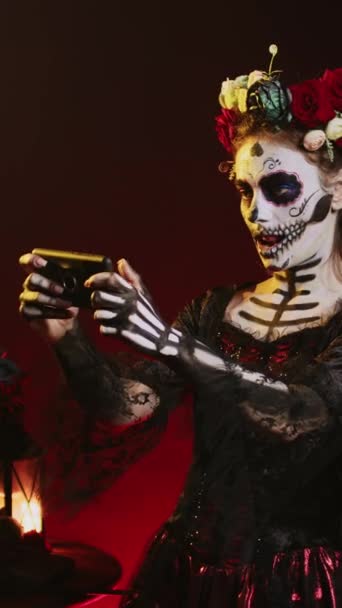 Dikey Video Cavalera Catrina Modeli Akıllı Telefondan Video Oyunları Oynuyor — Stok video