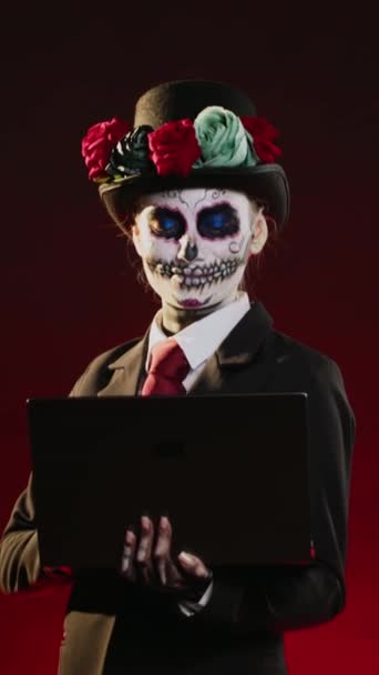 Vertikální Video Lady Mrtvých Procházení Internetu Notebooku Dios Los Muertos — Stock video