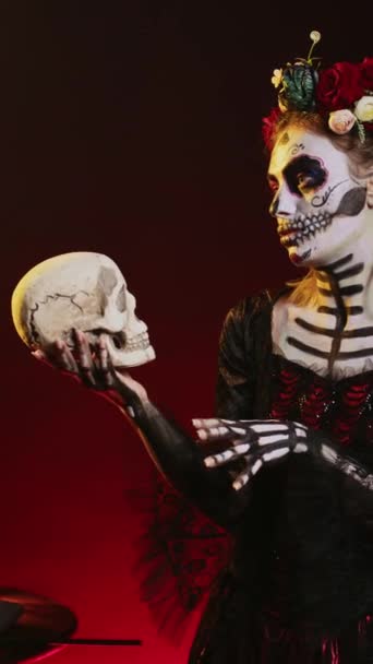 멕시코의 할로윈을 축하하기 스튜디오에서 두개골을 소름끼치는 여자가 무섭고 스러운 행동을 — 비디오