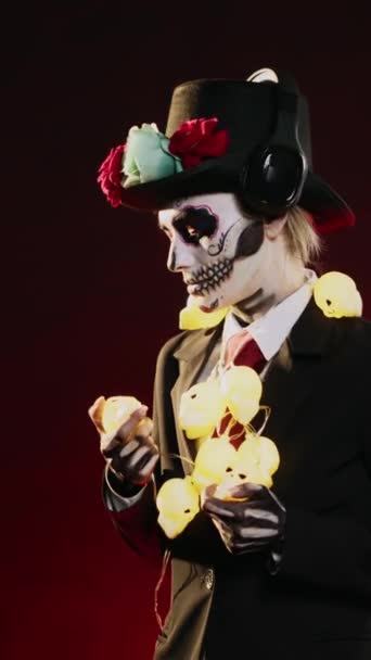 Vertikální Video Děsivá Dáma Smrti Poslouchá Hudbu Studiu Nosí Halloweenský — Stock video