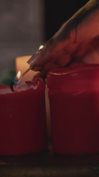 Vídeo Vertical Modelo Horror Encendiendo Velas Días Festivos Mexicanos Usando — Vídeos de Stock