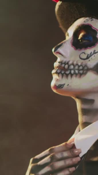 할로윈 복장을 스러운 멕시코 전통을 축하하는 두개골 예술을 스튜디오에서 포즈를 — 비디오