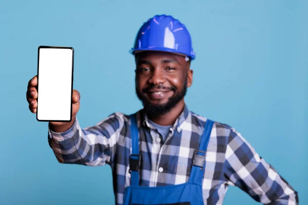 Afro Amerikaanse Man Met Een Mobieltje Met Leeg Scherm Voor — Stockfoto