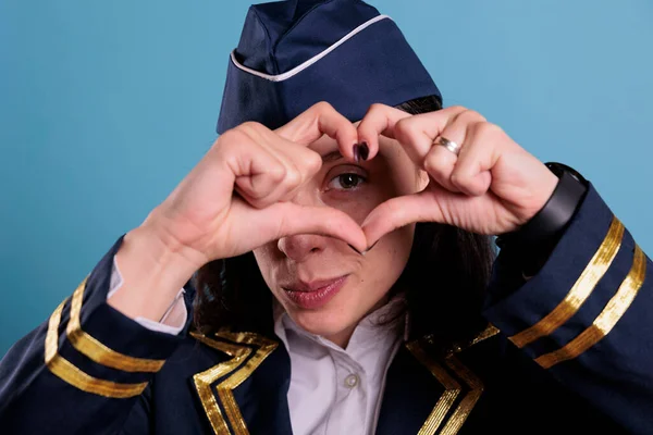 Glimlachende Stewardess Met Hartvormig Liefdessymbool Met Vingers Conceptueel Romantisch Gebaar — Stockfoto