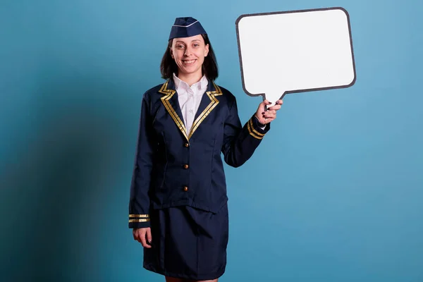 Uśmiechnięta Stewardesa Trzymająca Białą Pustą Bańkę Stewardesa Ramą Komunikacyjną Stewardessa — Zdjęcie stockowe