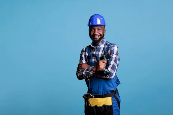 Constructor Africano Americano Optimista Usando Cinturón Herramientas Taladro Eléctrico Inalámbrico — Foto de Stock