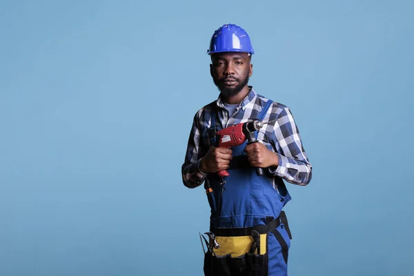 Trabajador Profesional Construcción Con Monos Herramientas Trabajo Sobre Fondo Azul — Foto de Stock