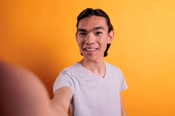 Sorrindo Jovem Asiático Homem Conversando Vídeo Chamada Fpv Pontos Comunicação — Fotografia de Stock