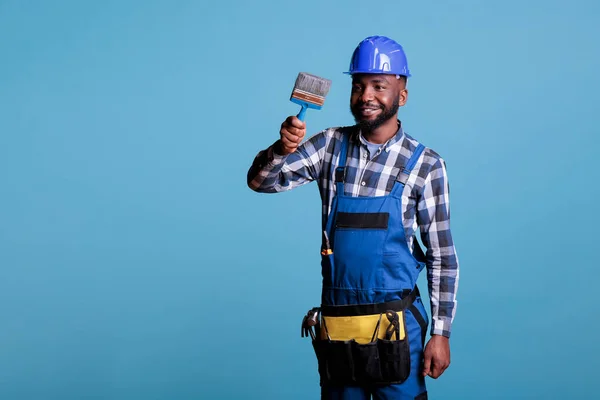 Pittore Casa Professionale Dipinge Nuova Casa Tiene Pennello Indossa Casco — Foto Stock