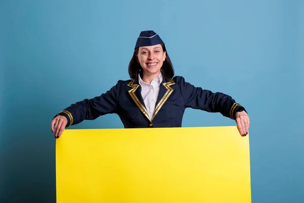 Lächelnder Flugbegleiter Mit Gelbem Leeren Werbebanner Mit Kopierplatz Glückliche Stewardess — Stockfoto