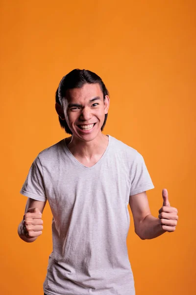 Jovem Feliz Asiático Homem Com Dois Polegares Para Cima Mostrando — Fotografia de Stock