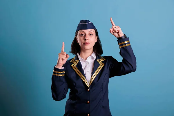 Stewardess Die Mit Zeigefinger Nach Oben Zeigt Flugbegleiterin Werbeprodukt Mittlerer — Stockfoto