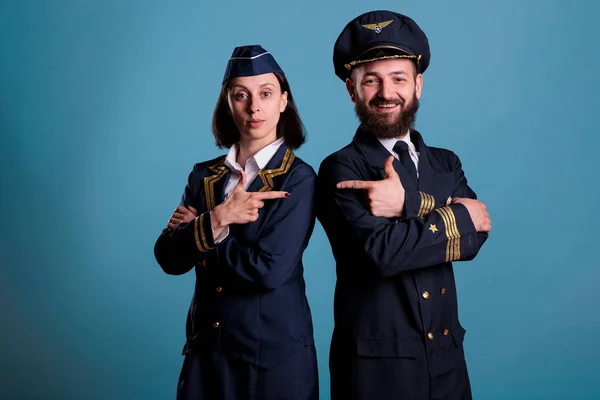 Retrato Del Capitán Del Avión Azafata Apuntándose Entre Mientras Están — Foto de Stock