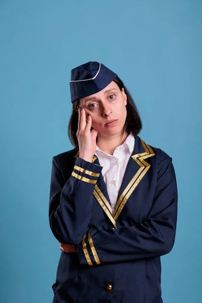 Erschöpfte Stewardess Die Migräne Leidet Kopfschmerzen Hat Schläfen Mit Dem — Stockfoto